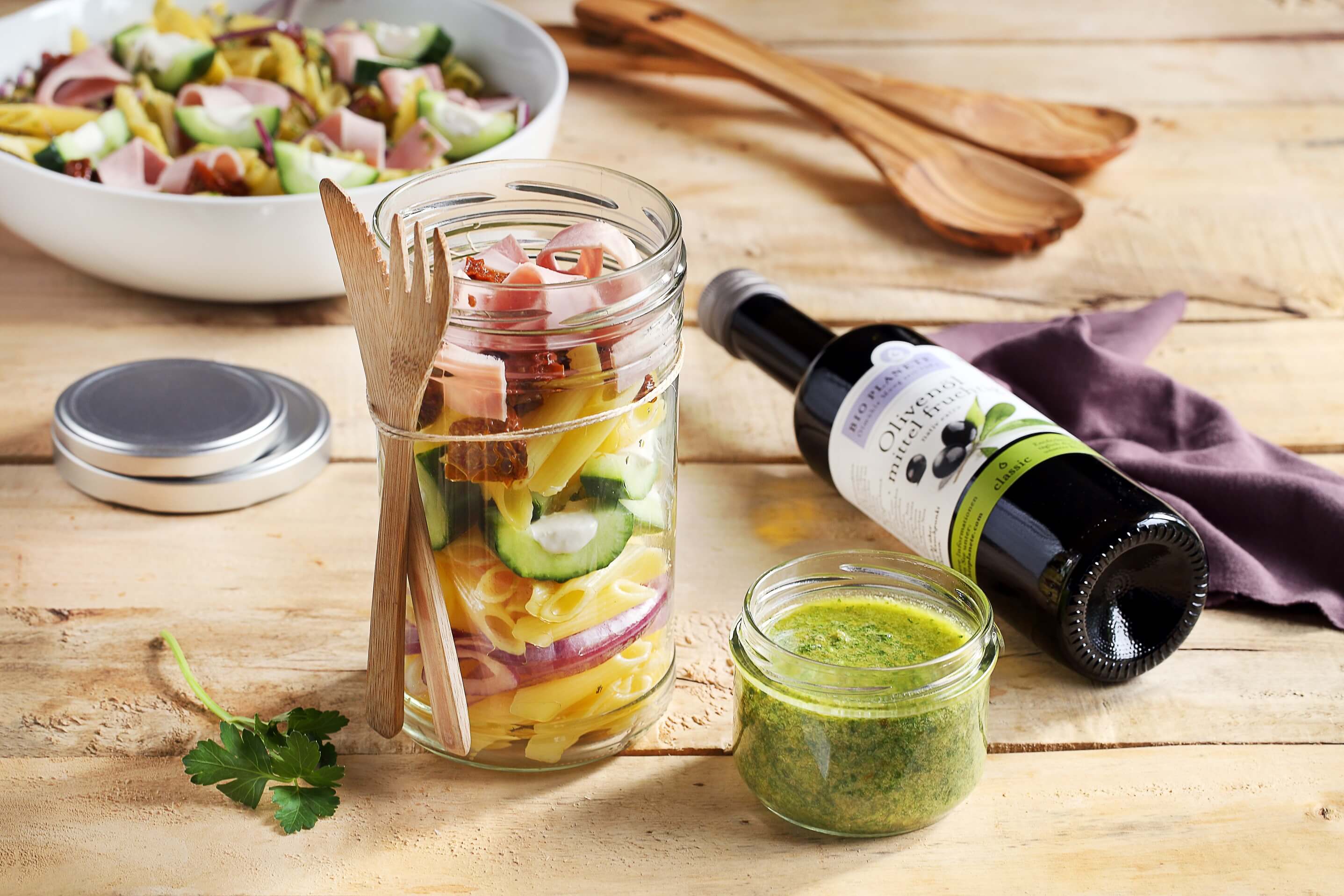 Frischer Salat mit Penne mit gefüllter Gurke Salsa Verde und BIO PLANETE Olivenöl mittelfruchtig nativ extra