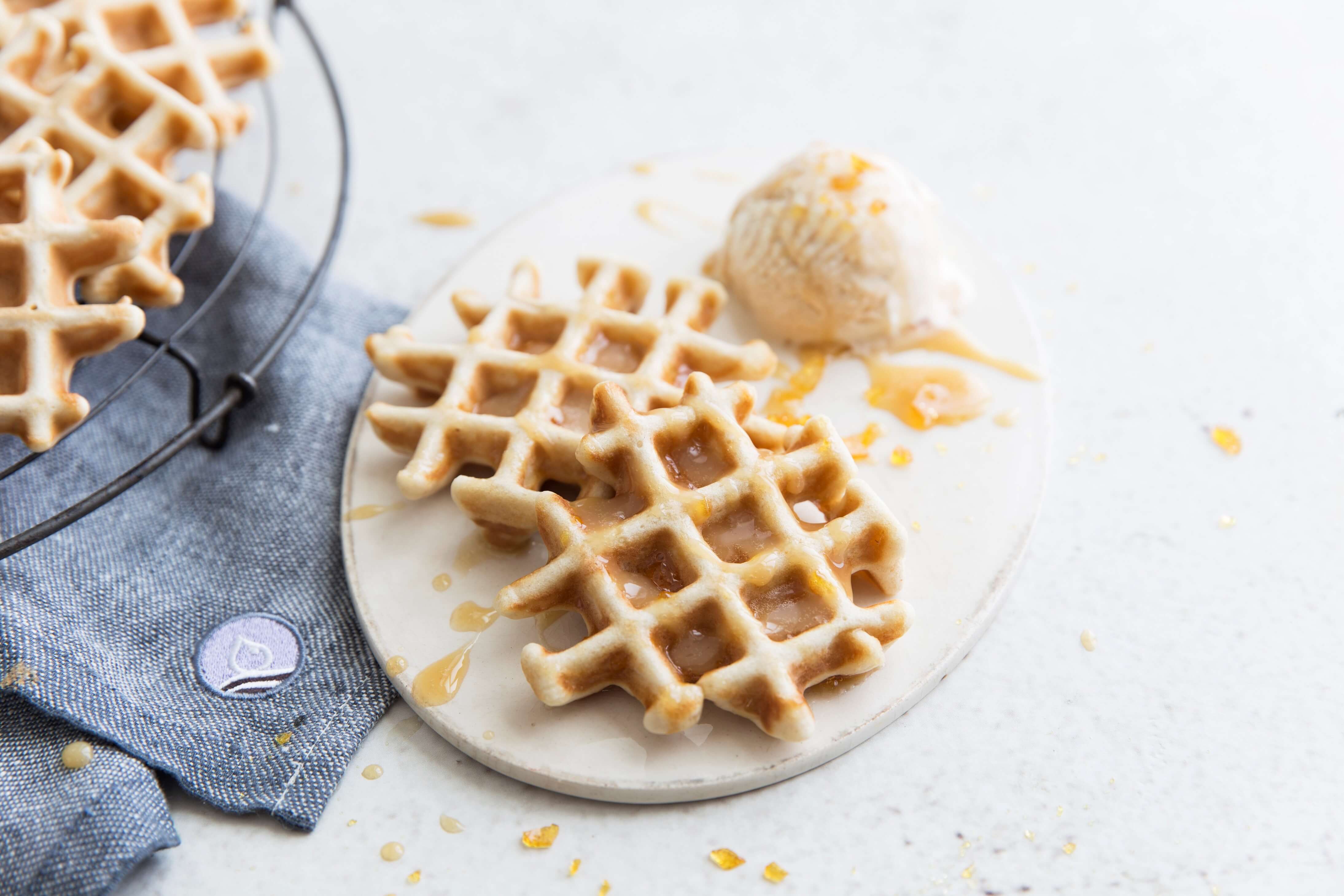 Erdnuss-Waffeln mit veganem Salted Caramel Eis mit BIO PLANETE Erdnussöl geröstet