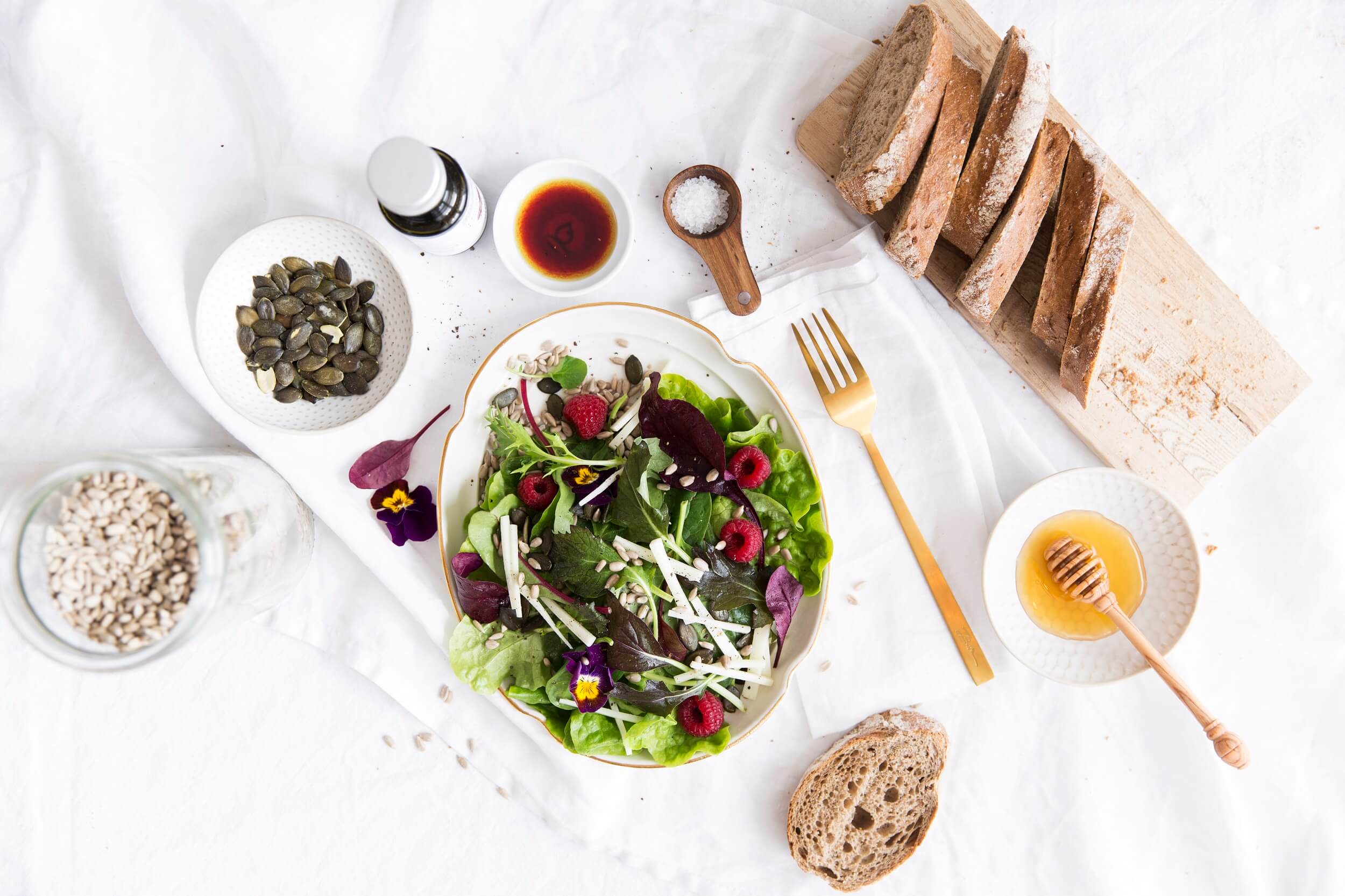 Blattsalat mit frischem Spinat & Körnern mit BIO PLANETE Omega Pink Leinöl