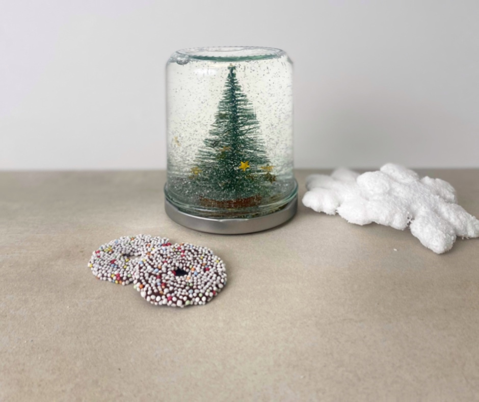 Schneekugel mit Tannenbaum aus alten Materialien